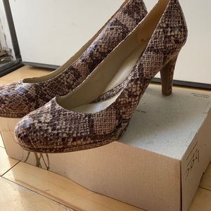 Like new naturalizer heels.
